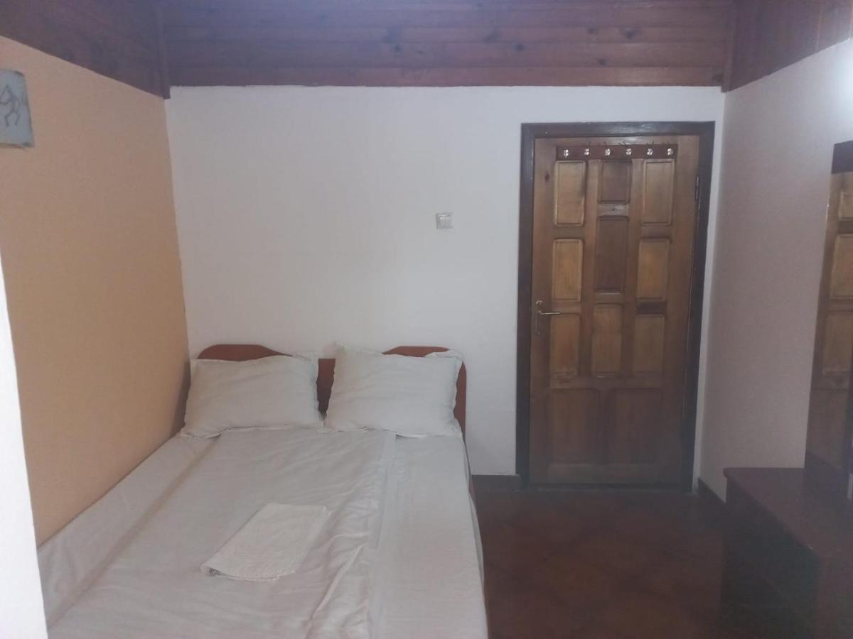 Double Room With Private Bathroom By Osteria Constantino 트르고비슈테 외부 사진